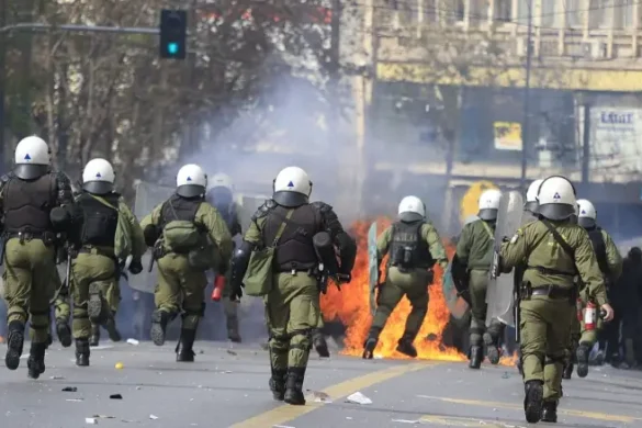 Συλλαλητήριο για τα Τέμπη : Στο νοσοκομείο πέντε τραυματίες μετά τα επεισόδια στο Σύνταγμα