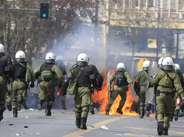 Συλλαλητήριο για τα Τέμπη : Στο νοσοκομείο πέντε τραυματίες μετά τα επεισόδια στο Σύνταγμα