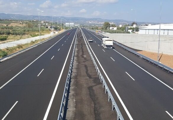 Οδηγοί συνάντησαν… αγελάδα στη Εθνική Οδό Θεσσαλονίκης – Αθηνών
