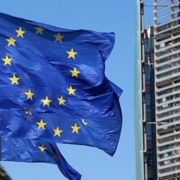 ΕΕ: Η ανάπτυξη έρχεται ταχύτερα, αλλά οι κίνδυνοι παραμένουν