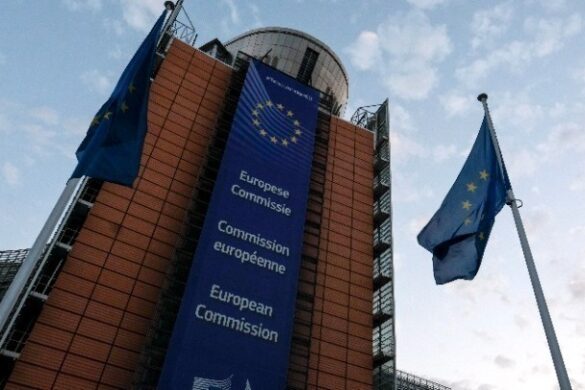 Η Ευρωπαϊκή Επιτροπή αναθεωρεί το στόχο για την πλήρη απαγόρευση πώλησης νέων βενζινοκίνητων και πετρελαιοκίνητων οχημάτων το 2035