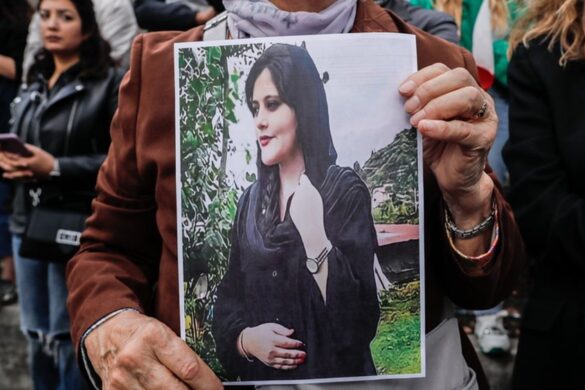 Σε συναγερμό η αστυνομία στο Ιράν: Ένστολοι παντού για την επέτειο ενός έτους από τη δολοφονία της Μαχσά Αμινί