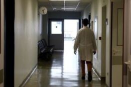 Αναστολή καθηκόντων και ΕΔΕ για τον αναισθησιολόγο που ζήτησε φακελάκι από ασθενή