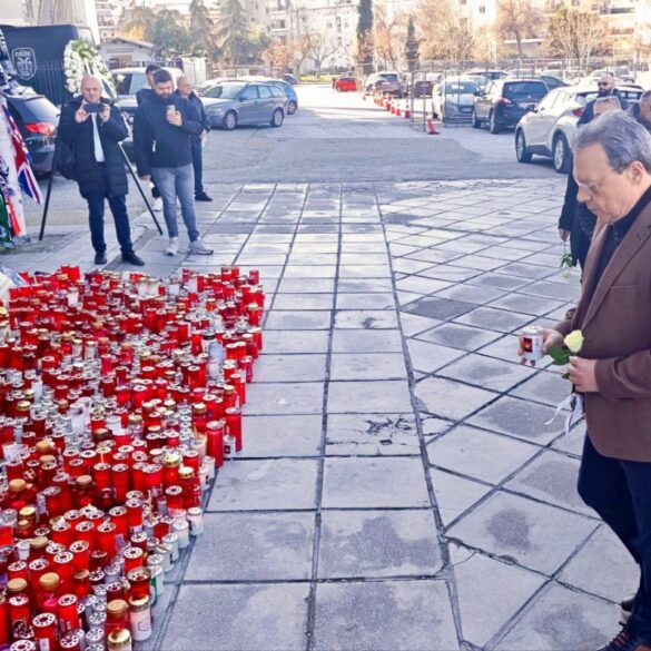 Στο γήπεδο της Τούμπας ο Φάμελλος – Άφησε λευκό τριαντάφυλλο για τους νεκρούς οπαδούς
