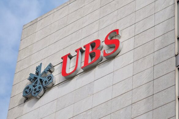 «UBS»: Η «Fed» πάτησε δυνατά το «κουμπί» των επιτοκίων