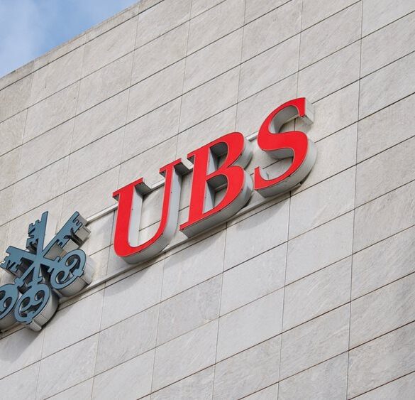 «UBS»: Η «Fed» πάτησε δυνατά το «κουμπί» των επιτοκίων