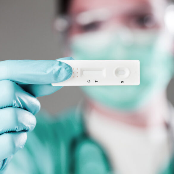 ΕΟΔΥ: Έξι θάνατοι από covid-19 και επτά από γρίπη την τελευταία εβδομάδα