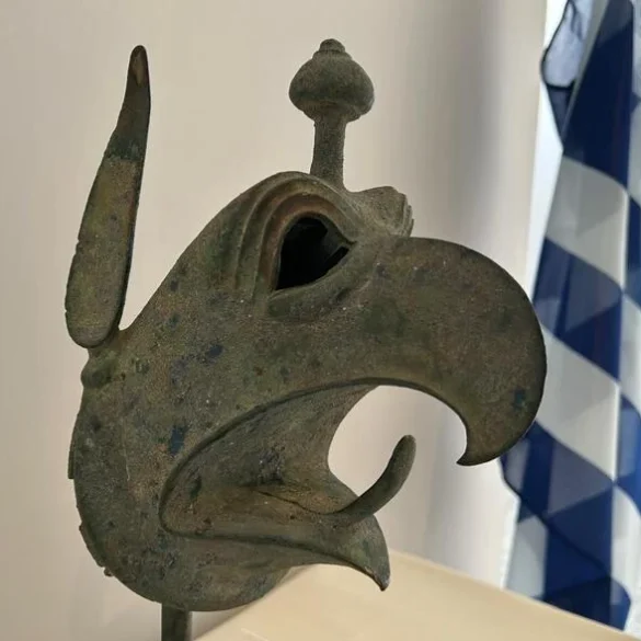 Η κεφαλή του γρύπα παραδίδεται στο Αρχαιολογικό Μουσείο της Αρχαίας Ολυμπίας