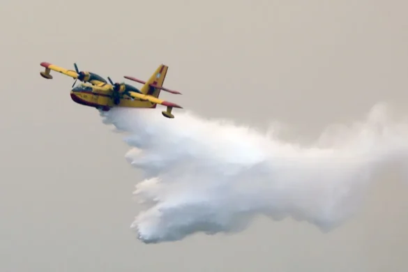 Μαίνεται η φωτιά στην Άσσηρο Θεσσαλονίκης – Επιχειρούν τρία εναέρια μέσα