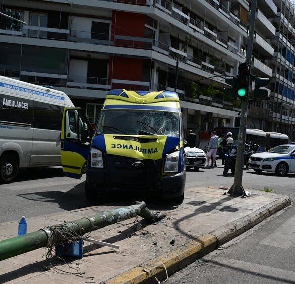 Ασθενοφόρο έπεσε σε κολώνα στο κέντρο της Αθήνας – Πέντε οι τραυματίες