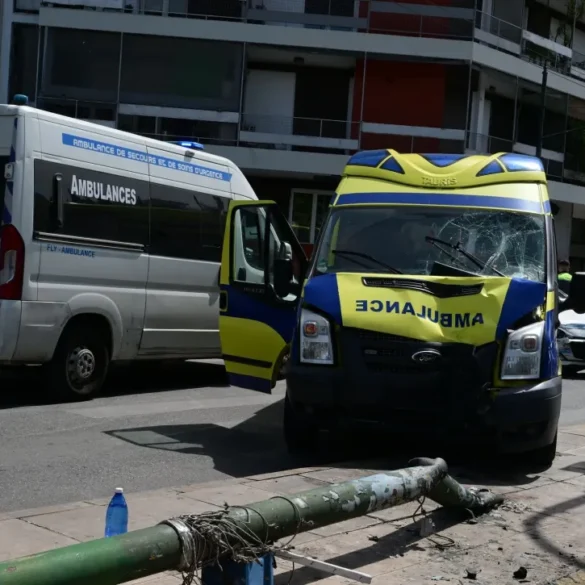 Τροχαίο με ασθενοφόρο : Στο χειρουργείο η 53χρονη πεζή – Η κατάσταση υγείας των τραυματιών