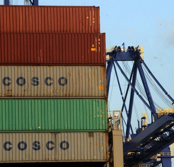 Η Cosco “απαντά” στην καταιγίδα δασμών των ΗΠΑ με άλμα κερδών κατά 73%