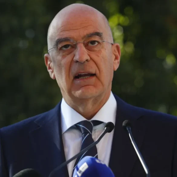 Ο Δένδιας αιφνιδιαστικά στο αεροδρόμιο Αγρινίου