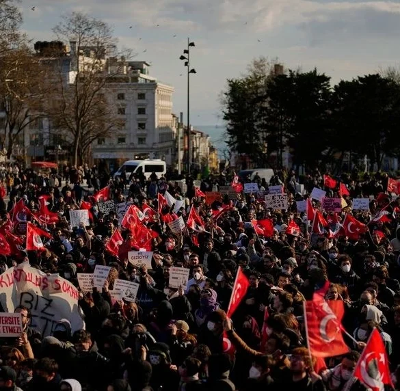 Νέες διαδηλώσεις για τη σύλληψη Ιμάμογλου – Πορεία προς το Δημαρχείο Κωνσταντινούπολης