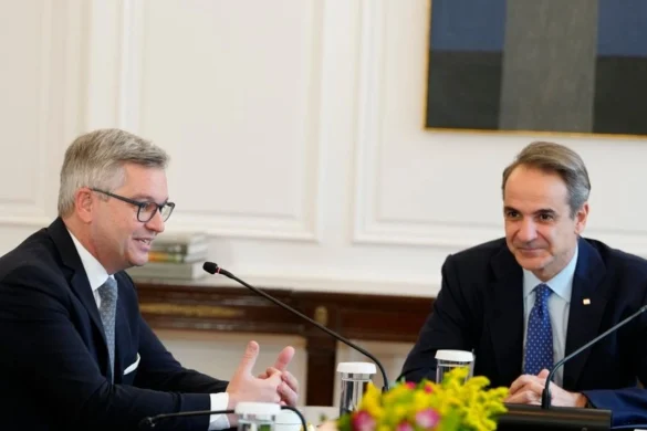 Στην Αθήνα ο Επίτροπος Μετανάστευσης – Με φόντο τη Λιβύη και τα σύνορα η συνάντηση με τον Μητσοτάκη