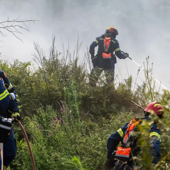Για τρίτη συνεχόμενη ημέρα καίει η φωτιά στη Μαυροπηγή – Επεκτάθηκε στον δήμο Κοζάνης