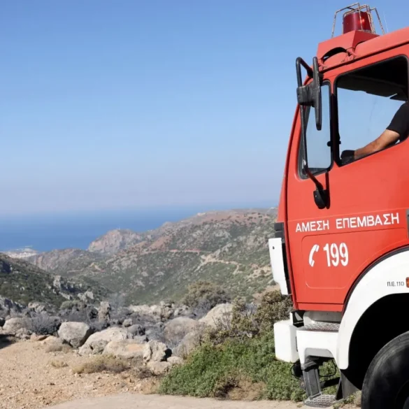 Σε εξέλιξη μεγάλη φωτιά στη Ρόδο