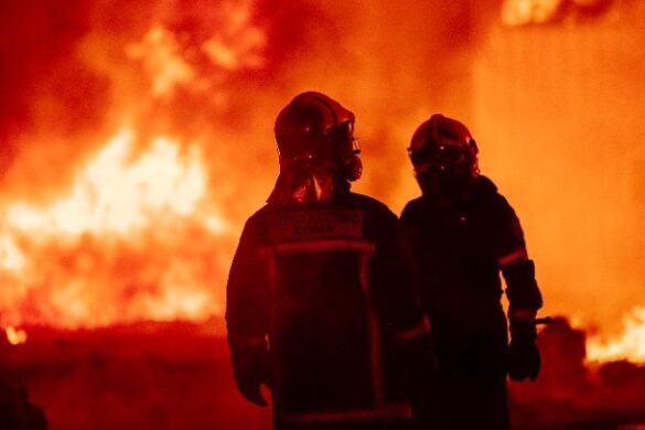 Σε ύφεση η φωτιά σε επιχείρηση ανακύκλωσης στη Σίνδο