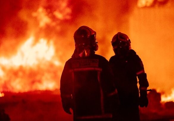 Σε ύφεση η φωτιά σε επιχείρηση ανακύκλωσης στη Σίνδο