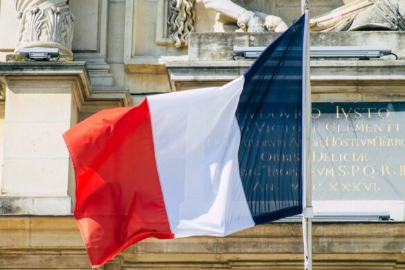 Γαλλία : Ακροδεξιά και ακροαριστερά κόμματα απειλούν με νέα πρόταση δυσπιστίας για τον προϋπολογισμό