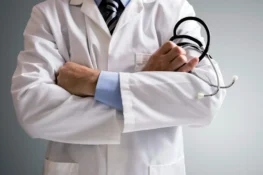 Γιατρός καταγράφηκε σε βίντεο να ζητάει «φακελάκι» – Άμεση απομάκρυνση ζήτησε ο Γεωργιάδης