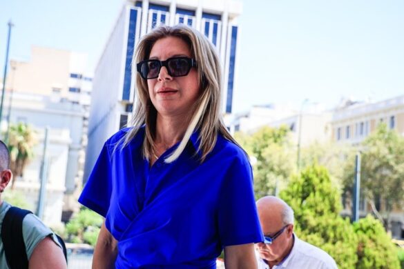Μ. Καρυστιανού: Κατέθεσε στη Βουλή 1,3 εκατ. υπογραφές για την κατάργηση της ασυλίας πολιτικών