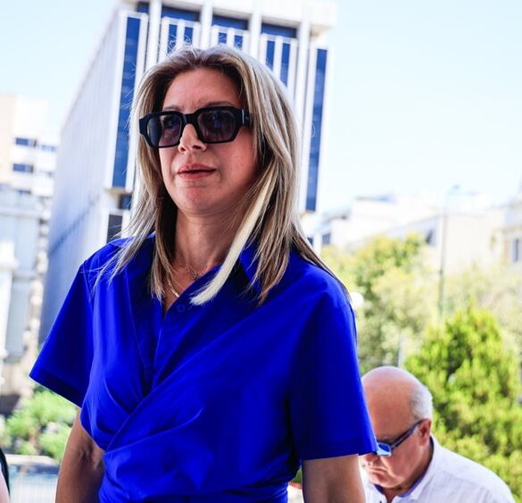 Μ. Καρυστιανού: Κατέθεσε στη Βουλή 1,3 εκατ. υπογραφές για την κατάργηση της ασυλίας πολιτικών