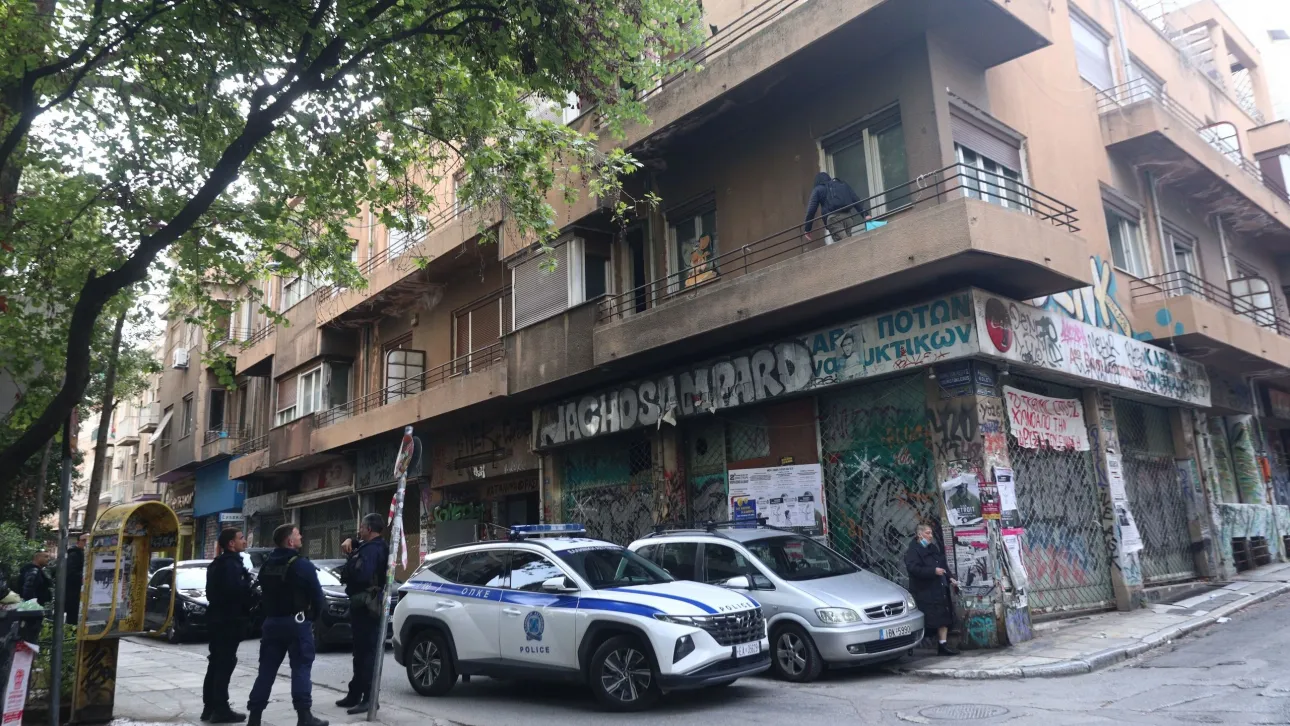 Εξάρχεια - Τι βρήκε η ΕΛ.ΑΣ. στο υπό κατάληψη κτήριο 2 fineview katallipsh ktiriou