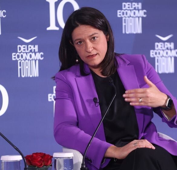 Νέο εργασιακό νομοσχέδιο προανήγγειλε η Ν. Κεραμέως από το Φόρουμ των Δελφών
