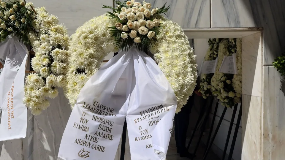 Πλήθος κόσμου στο τελευταίο αντίο στη Λένα Σαμαρά - Συγγενείς, φίλοι και πολιτικοί 3 fineview kideia lena samara