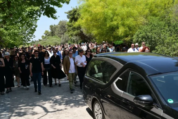 Πλήθος κόσμου στον τελευταίο αποχαιρετισμό στον Βασίλη Παπαβασιλείου