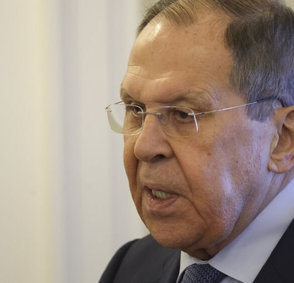 Λαβρόφ: “Πολύ σκληρό πλήγμα” στην ευρωπαϊκή βιομηχανία από την εμπορική συμφωνία με τις ΗΠΑ