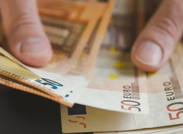 Πληρωμή 150 ευρώ για κάθε παιδί: Ποιοι γονείς θα δουν χρήματα στον λογαριασμό τους