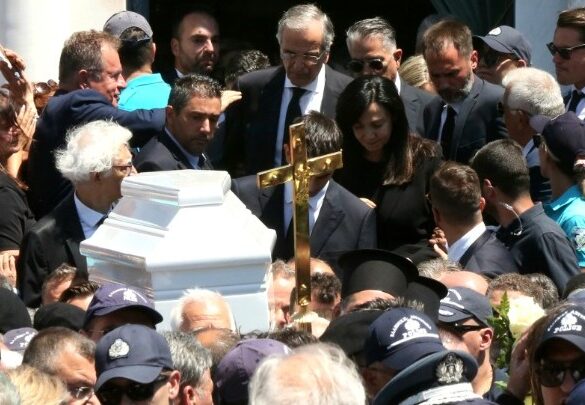 Πλήθος κόσμου στο τελευταίο «αντίο» στη Λένα Σαμαρά