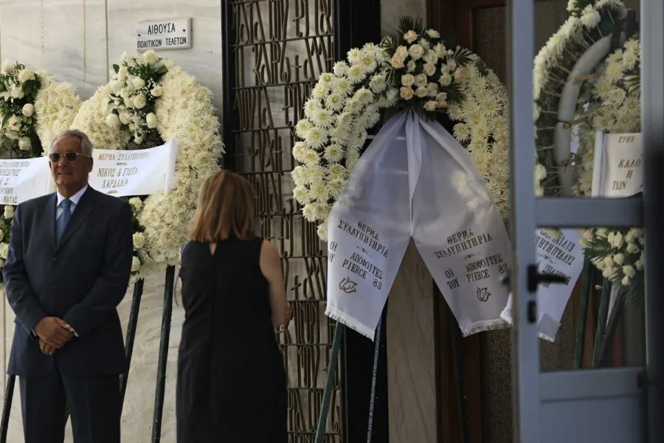 Πλήθος κόσμου στο τελευταίο αντίο στη Λένα Σαμαρά - Συγγενείς, φίλοι και πολιτικοί 2 fineview lena samara