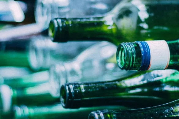 Τα γυάλινα μπουκάλια περιέχουν περισσότερα μικροπλαστικά, προειδοποιούν οι ειδικοί – Πώς εξηγείται