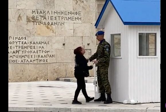 Συνελήφθη υπάλληλος της Βουλής, προσπάθησε να γράψει υβριστικά συνθήματα στο Μνημείο του Άγνωστου Στρατιώτη