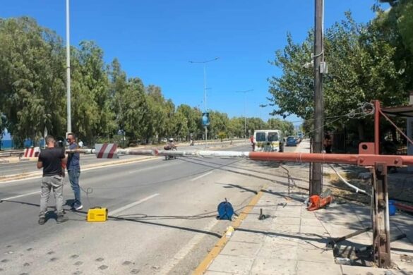 Έσπασε η μπάρα του Προαστιακού μετά από τροχαίο στην Ακτή Δυμαίων.