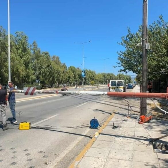 Έσπασε η μπάρα του Προαστιακού μετά από τροχαίο στην Ακτή Δυμαίων.