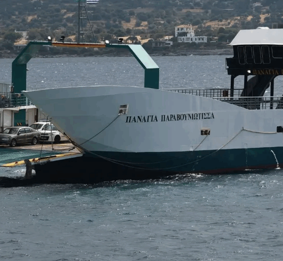 Νέα Στύρα: Ξεκίνησε η αποκόλληση του φέρι μποτ 20 ώρες μετά την προσάραξή του