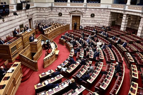 Βουλή: Κατατέθηκε το νομοσχέδιο για την προστασία των ανηλίκων από προϊόντα καπνού και αλκοόλ