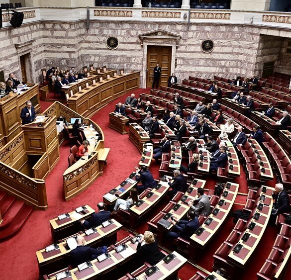 Βουλή: Κατατέθηκε το νομοσχέδιο για την προστασία των ανηλίκων από προϊόντα καπνού και αλκοόλ