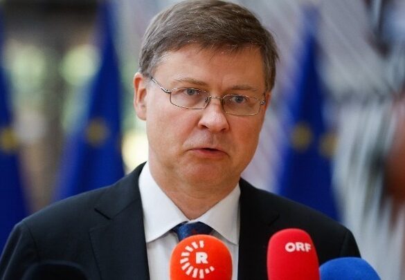 Ντομπρόβσκις: Η ΕΕ «δεν εγκαταλείπει» τη συνεργασία της με τις Ηνωμένες Πολιτείες