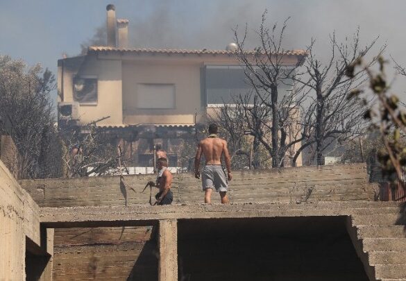Πυρκαγιά στην Παλαιά Φώκαια Αττικής- Σε ετοιμότητα σκάφη του Λιμενικού για την παροχή συνδρομής