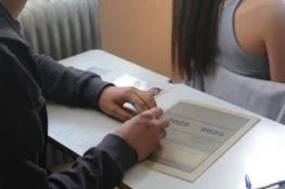 Πανελλαδικές: To βαρύ φορτίο που «λυγίζει» τους μαθητές