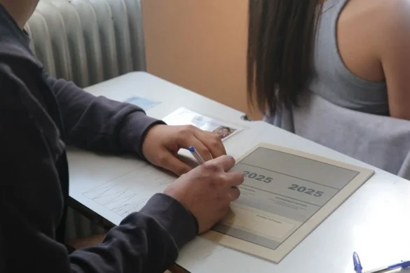 Πανελλαδικές: To βαρύ φορτίο που «λυγίζει» τους μαθητές