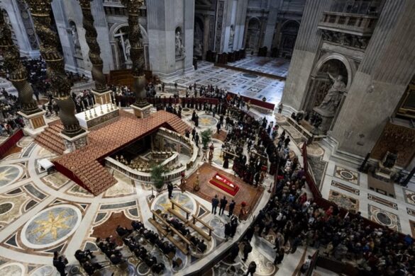 Πάπας Φραγκίσκος : Κοσμοσυρροή στη Βασιλική του Αγίου Πέτρου – Δεκάδες χιλιάδες πιστοί για ώρες στην ουρά