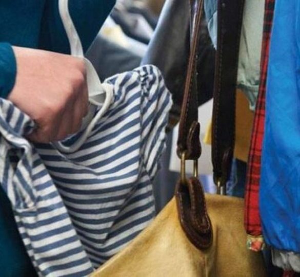 Πάτρα: “Τσάκωσαν” γυναίκα για κλοπή από κατάστημα ενδυμάτων