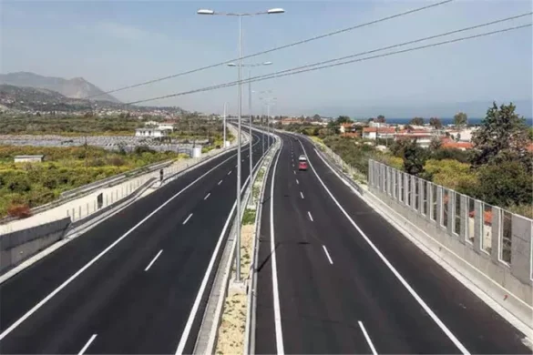 Τον Ιούλιο παραδίδεται το πρώτο και μεγαλύτερο τμήμα της Πατρών – Πύργου και τον Νοέμβριο το δεύτερο