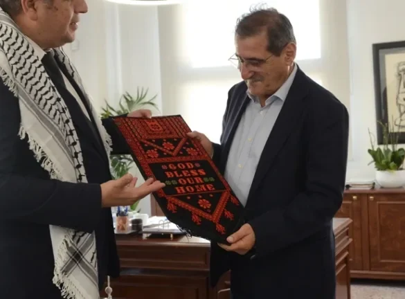 Τον Παλαιστίνιο Πρέσβη υποδέχτηκε με θέρμη ο Κώστας Πελετίδης στο Δημαρχείο
